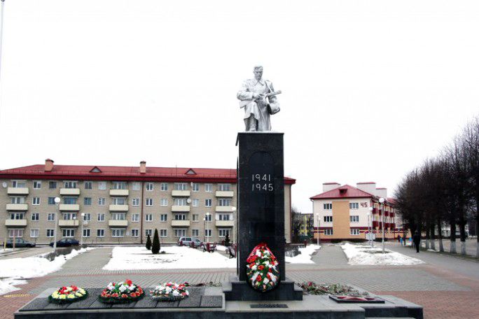 Братская могила в городе Мосты (общий вид)