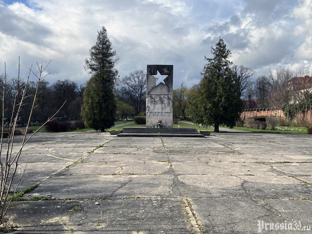 Воинское кладбище в городе Жары