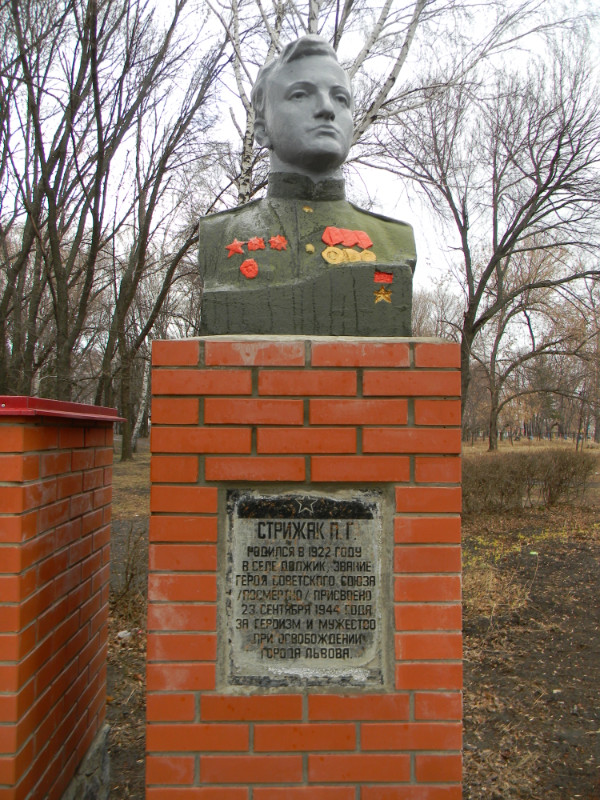 Бюст в поселке Золочев