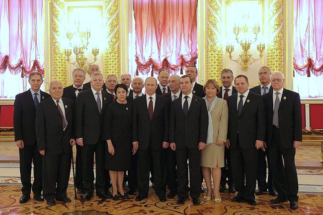 12 июня 2012 года. Москва, Кремль. Президент РФ В.В.Путин и Председатель Правительства РФ Д.А.Медведев с лауреатами Государственной премии РФ 2011 года. Фото пресс-службы Президента РФ.